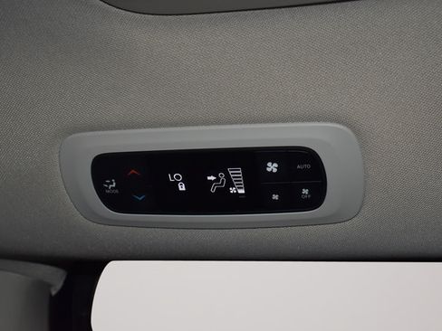 Used 2023 Chrysler Pacifica Touring-L FWD image 10