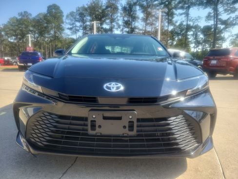 Used 2025 Toyota Camry LE w/ Convenience Package image 10