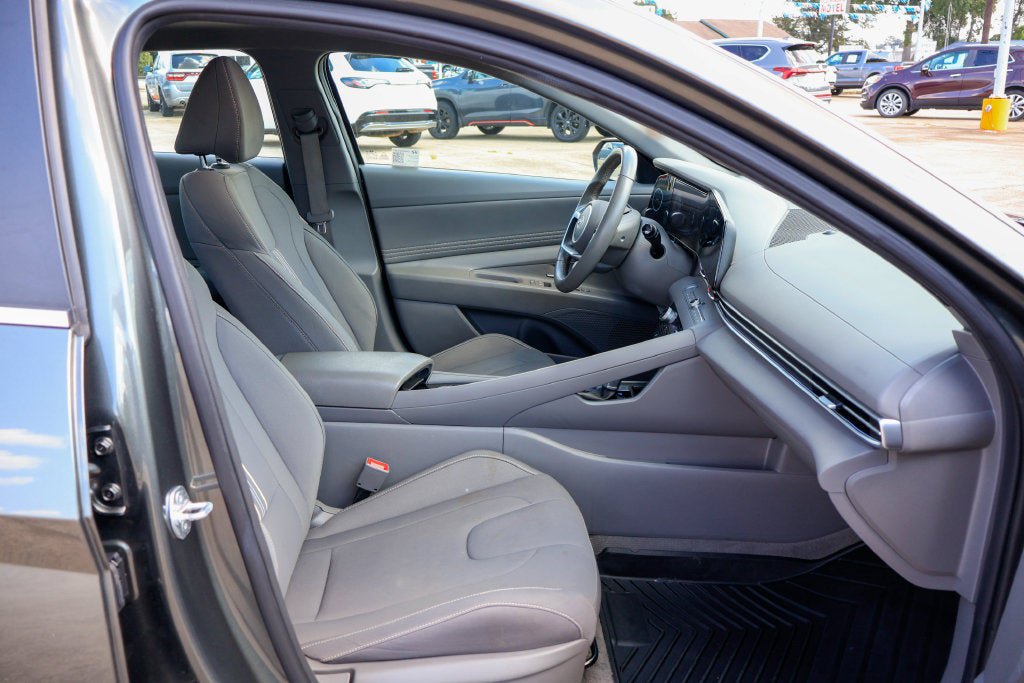 Used 2025 Hyundai Elantra SEL FWD image 8