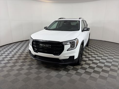 Used 2023 GMC Terrain SLE w/ Driver Convenience Package image 3