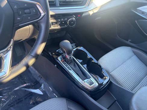 Used 2025 Chevrolet Trax LT w/ LT Convenience Package image 41