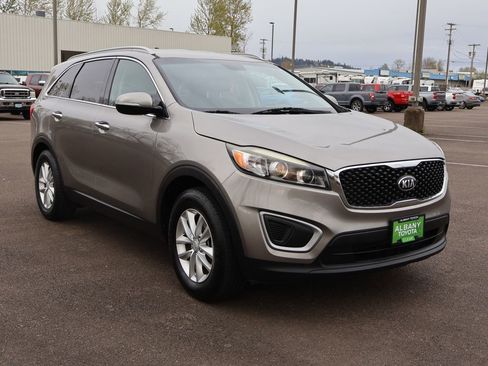 Used 2016 Kia Sorento LX w/ LX Convenience Package image 9