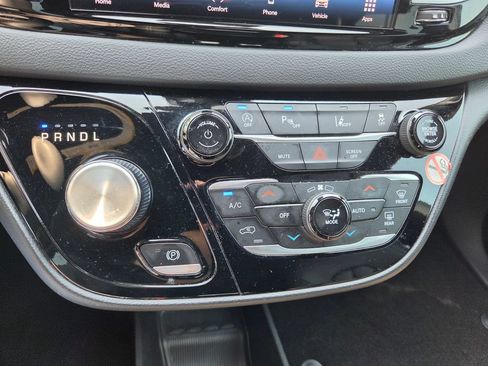 Used 2025 Chrysler Pacifica Select FWD image 31