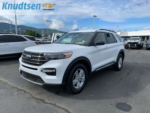 Used 2022 Ford Explorer XLT image 3