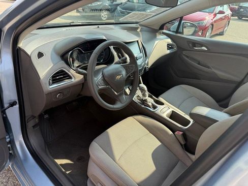 Used 2018 Chevrolet Cruze LT w/ Convenience Package image 10
