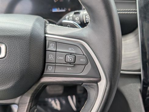 Used 2022 Jeep Grand Cherokee Limited image 23