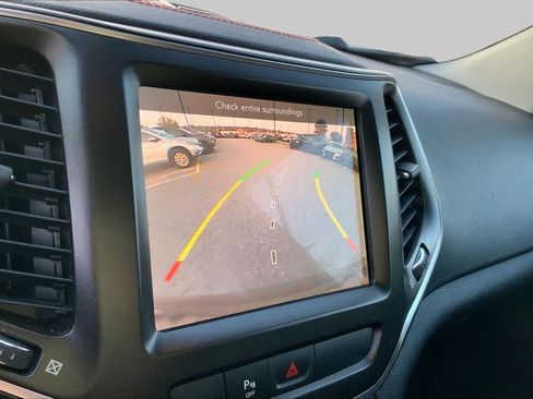 Used 2019 Jeep Cherokee Trailhawk AWD/4WD image 27