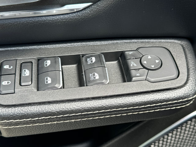 Used 2025 RAM 1500 Laramie AWD/4WD image 29