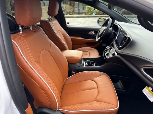 New 2026 Chrysler Pacifica Pinnacle image 9