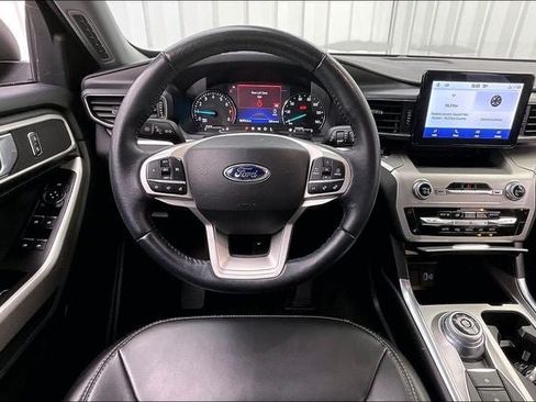 Used 2022 Ford Explorer XLT w/ Equipment Group 202A AWD/4WD image 5