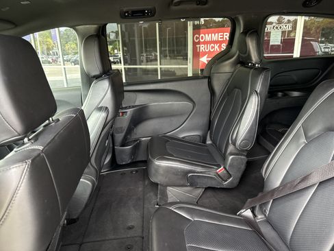 Used 2025 Chrysler Pacifica Select FWD image 28