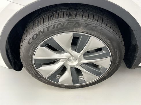 Used 2021 Tesla Model Y Long Range AWD/4WD image 11