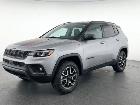 Used 2025 Jeep Compass Trailhawk image 3