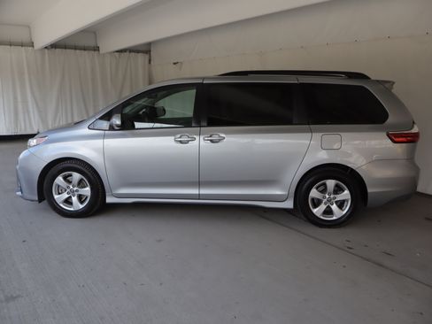 Used 2018 Toyota Sienna LE image 23