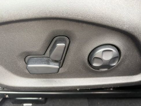 Used 2018 Jeep Renegade Latitude w/ Popular Equipment Group image 16