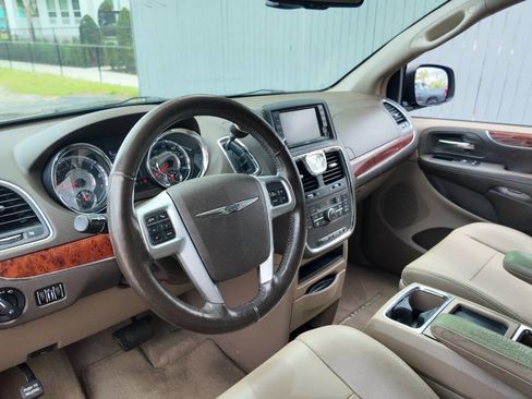 Used 2012 Chrysler Town & Country Touring-L w/ Driver Convenience Group image 8