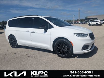 Used 2023 Chrysler Pacifica Limited w/ S Appearance Package