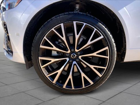 Used 2024 Volvo XC60 B5 Ultimate image 11