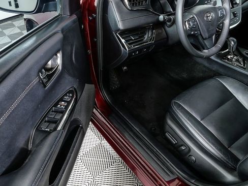 Used 2017 Toyota Avalon XLE image 7