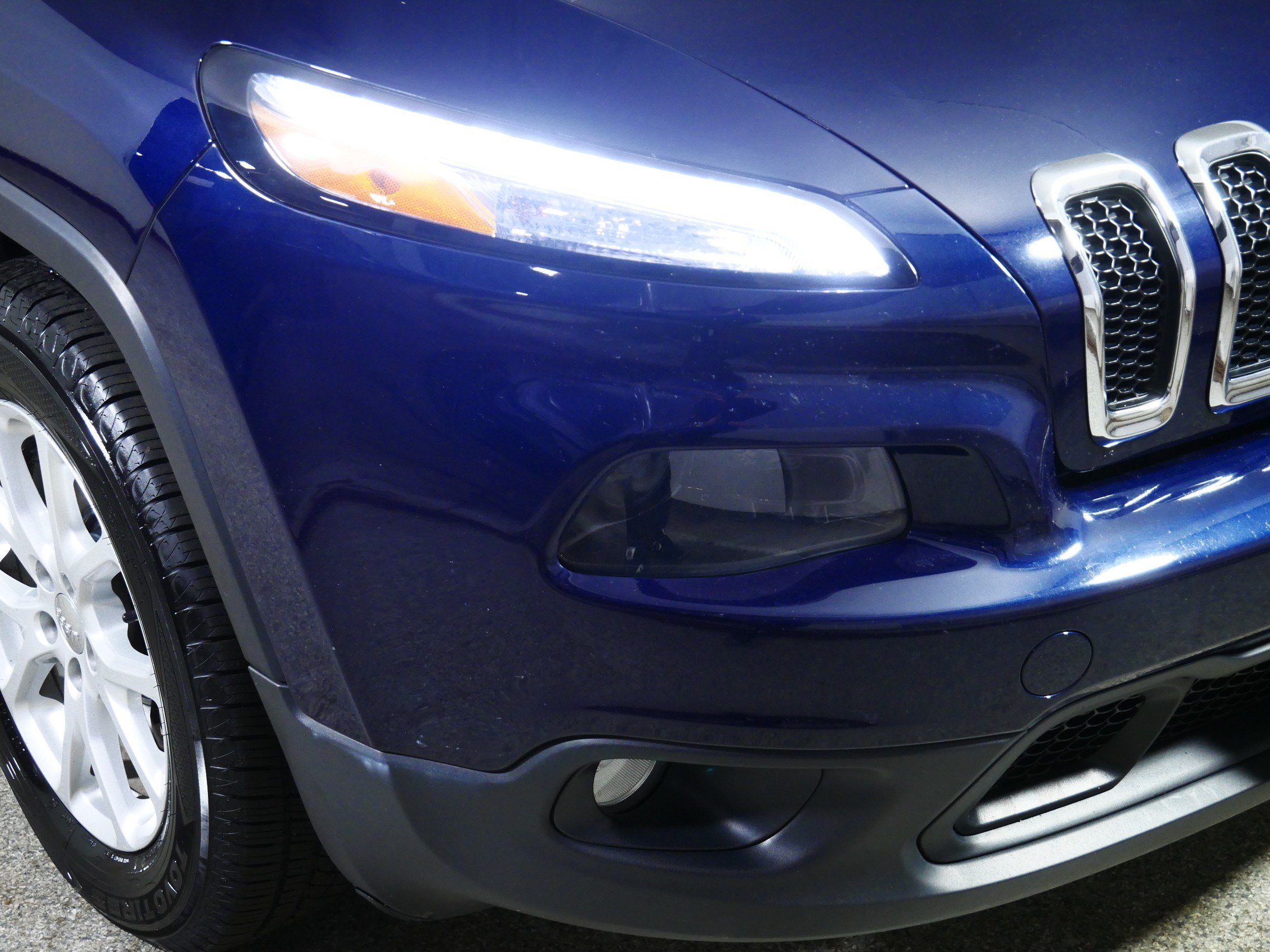 Used 2014 Jeep Cherokee Latitude w/ Cold Weather Group AWD/4WD image 16