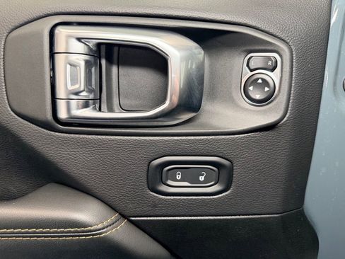 Used 2025 Jeep Wrangler Unlimited Sahara AWD/4WD image 17