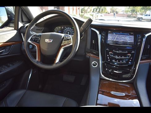 Used 2017 Cadillac Escalade Luxury image 31