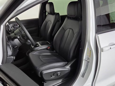 New 2026 Chrysler Pacifica Select image 15
