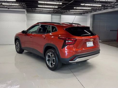 Used 2024 Chevrolet Trax LT w/ LT Convenience Package FWD image 3
