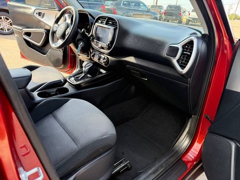 Used 2023 Kia Soul LX w/ LX Technology Package FWD image 14