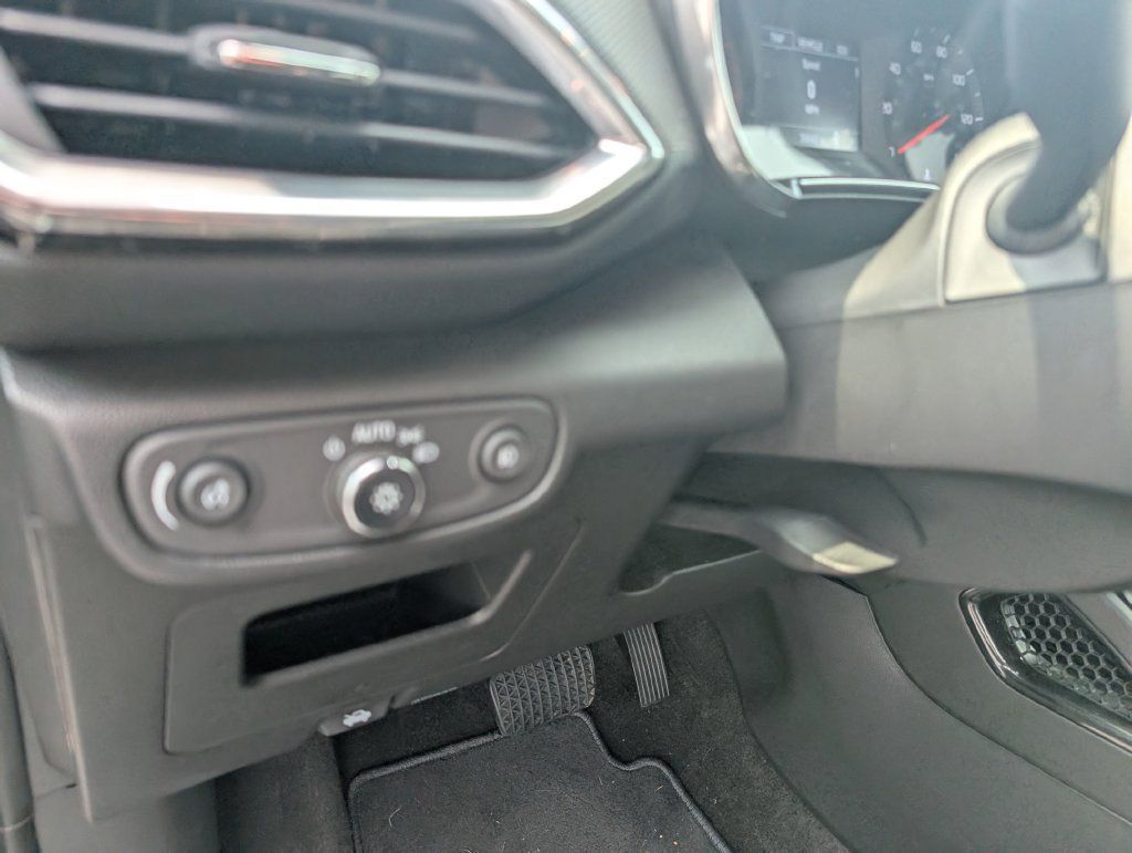 Used 2023 Chevrolet TrailBlazer LT w/ Convenience Package FWD image 16