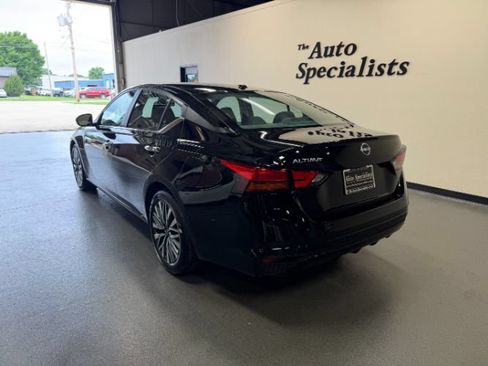 Used 2025 Nissan Altima 2.5 SV FWD image 2