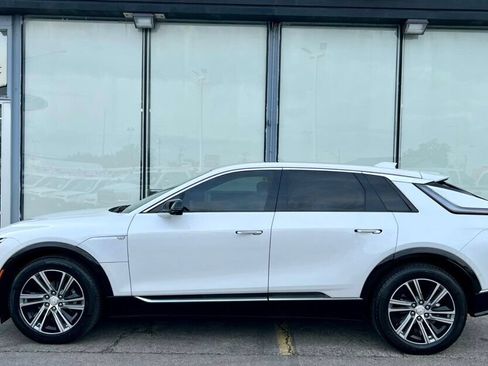 Used 2024 Cadillac Lyriq Luxury AWD/4WD image 2
