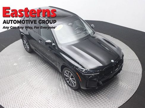 Used 2025 BMW X5 xDrive40i w/ M Sport Package AWD/4WD image 3
