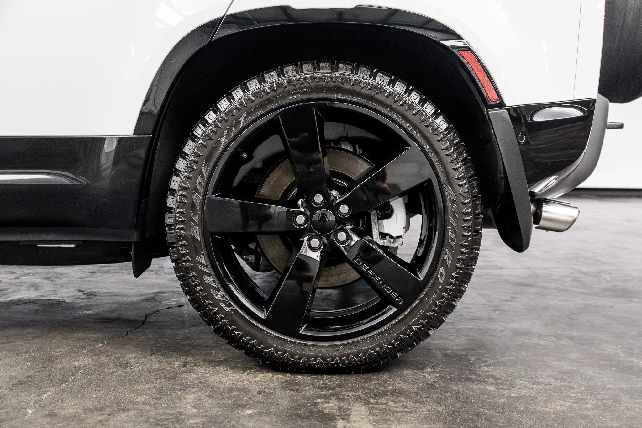 Used 2023 Land Rover Defender 110 X-Dynamic SE AWD/4WD image 14