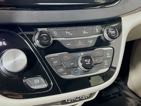 Used 2023 Chrysler Pacifica Touring-L FWD image 14