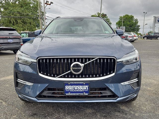 Used 2022 Volvo XC60 B5 Momentum w/ Climate Package AWD/4WD image 2