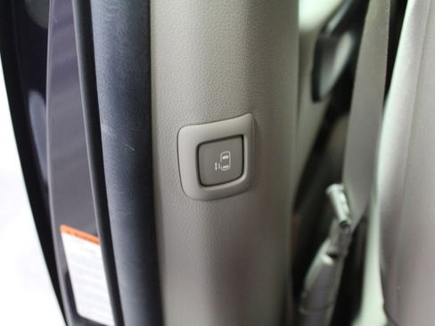 Used 2019 Kia Sedona LX image 23