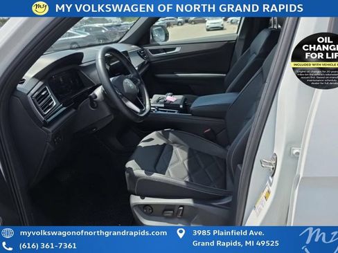 Used 2025 Volkswagen Atlas Cross Sport SE w/ Panoramic Sunroof Package AWD/4WD image 12