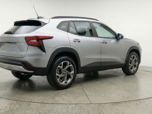 Used 2025 Chevrolet Trax LT w/ LT Convenience Package image 9