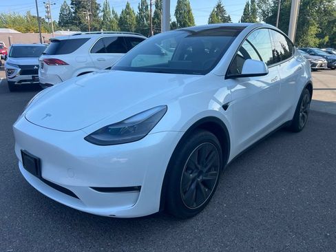 Used 2023 Tesla Model Y Long Range AWD/4WD image 2