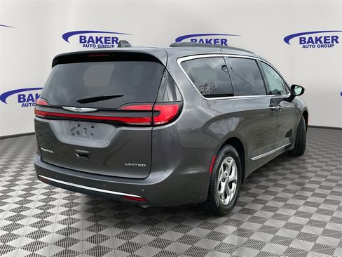 Used 2023 Chrysler Pacifica Limited image 2