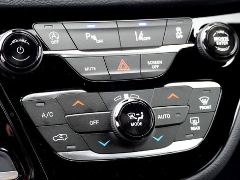 New 2026 Chrysler Pacifica Select image 14