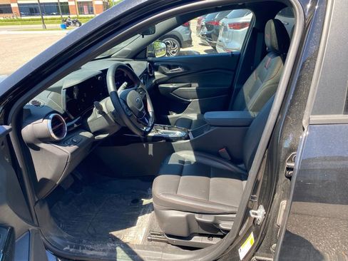 Used 2025 Chevrolet Trax RS w/ Sunroof Package FWD image 11