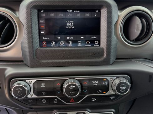 Used 2018 Jeep Wrangler Unlimited Sport S AWD/4WD image 15