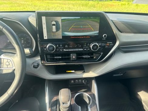 Used 2023 Toyota Highlander Limited FWD image 21