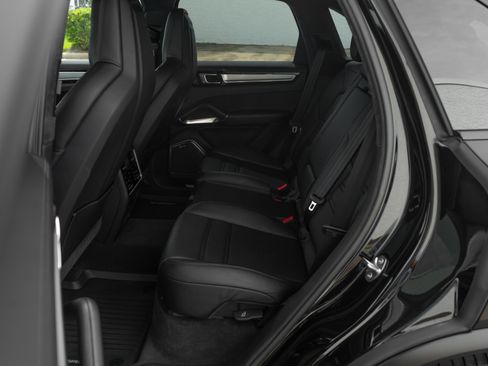 Used 2023 Porsche Cayenne Turbo AWD/4WD image 28