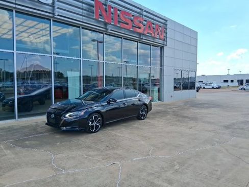Used 2025 Nissan Altima 2.5 SR FWD image 2