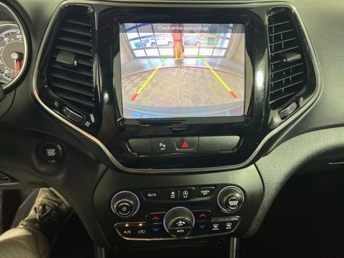 Certified 2019 Jeep Cherokee Limited w/ Trailer Tow Group AWD/4WD image 23