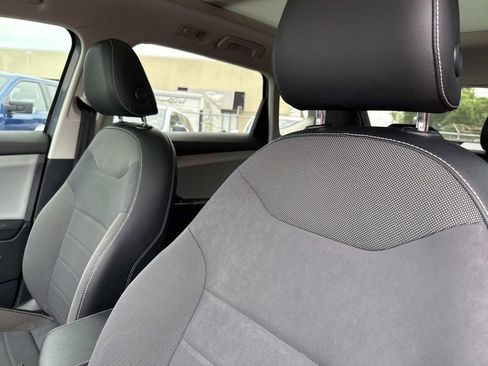 Used 2022 Volkswagen Taos SE w/ Panoramic Sunroof Package FWD image 23