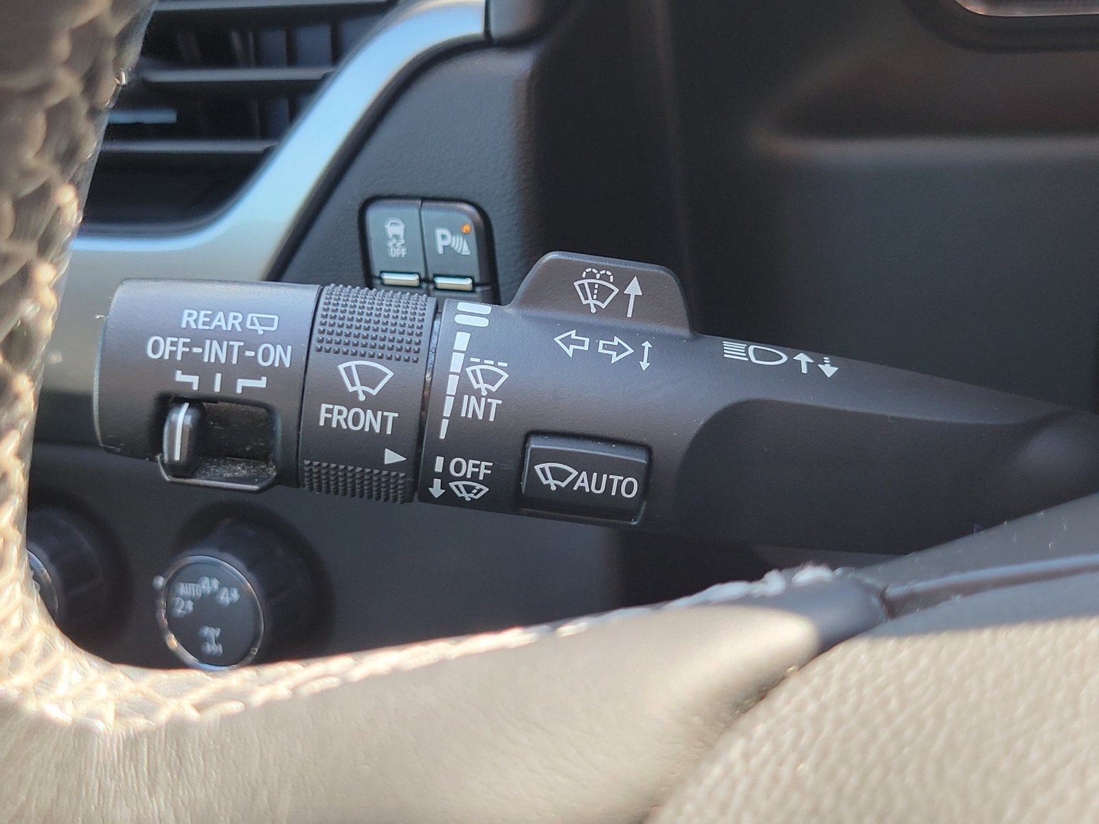 Used 2019 Chevrolet Suburban LT w/ Luxury Package AWD/4WD image 17
